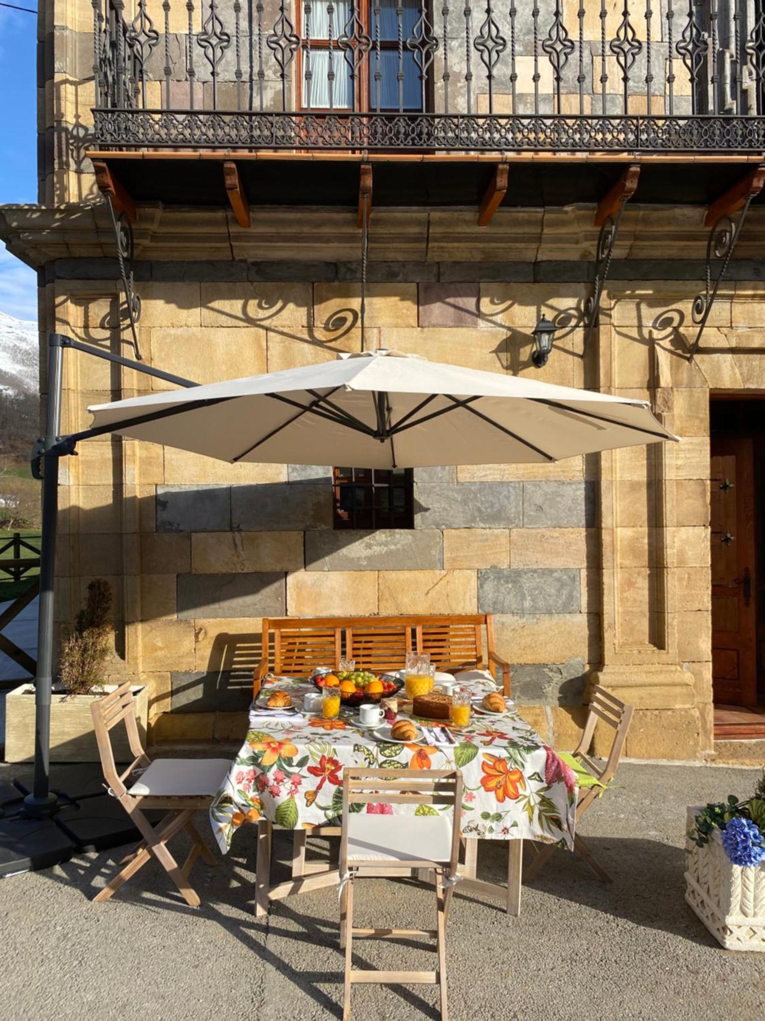 Maison d'hôtes La Casona De Lombrana, En Polaciones Extérieur photo